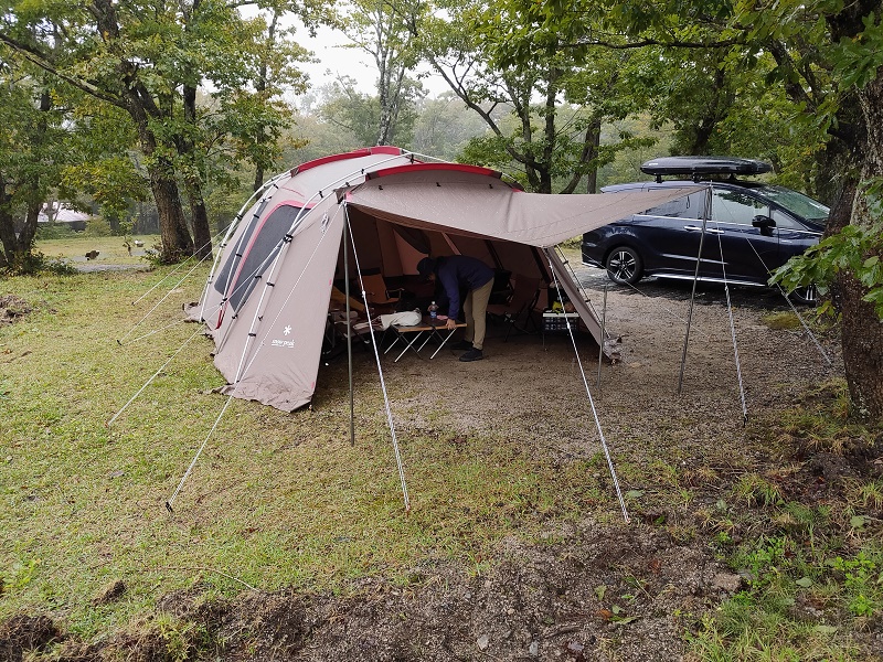 雨の中設営完了　鏡ヶ成キャンプ